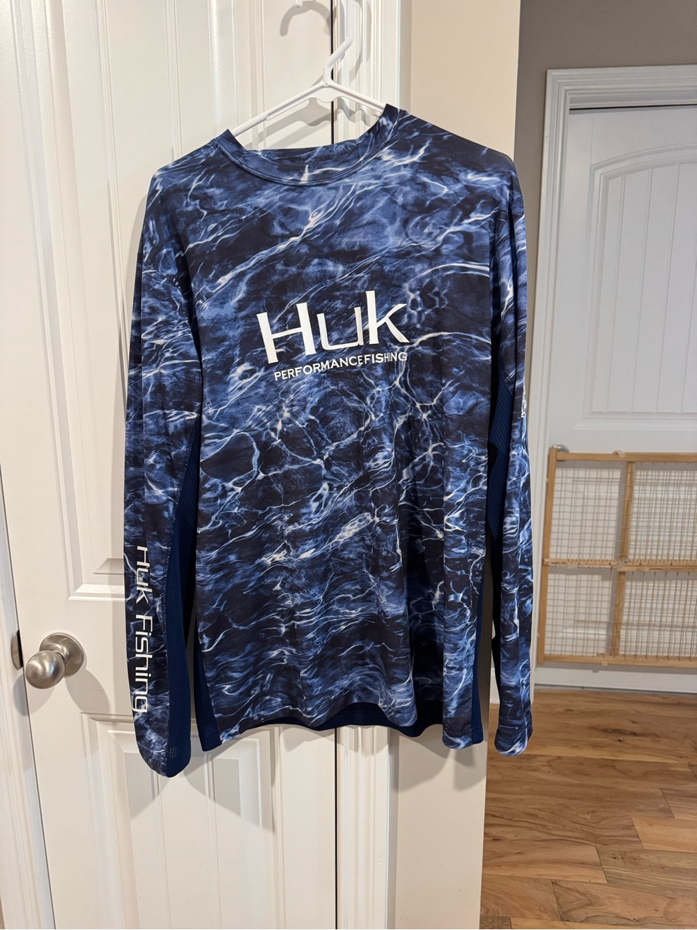 Huk Men's Long-Sleeve Performance Fishing Shirt - Navy Blue Wave